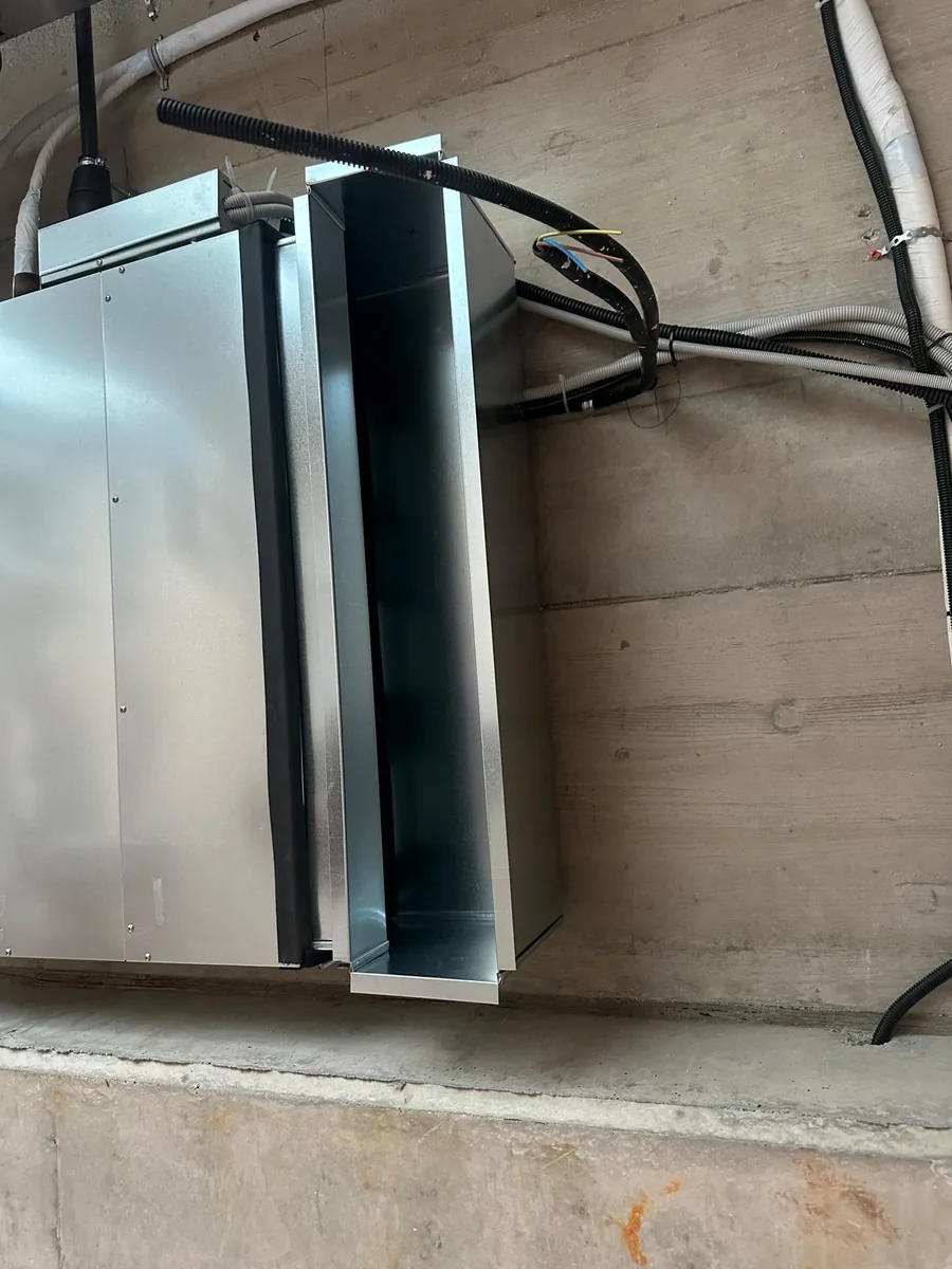 Unitate de ventilație cu recuperare de căldură montată la plafon, cu plenumul de racord